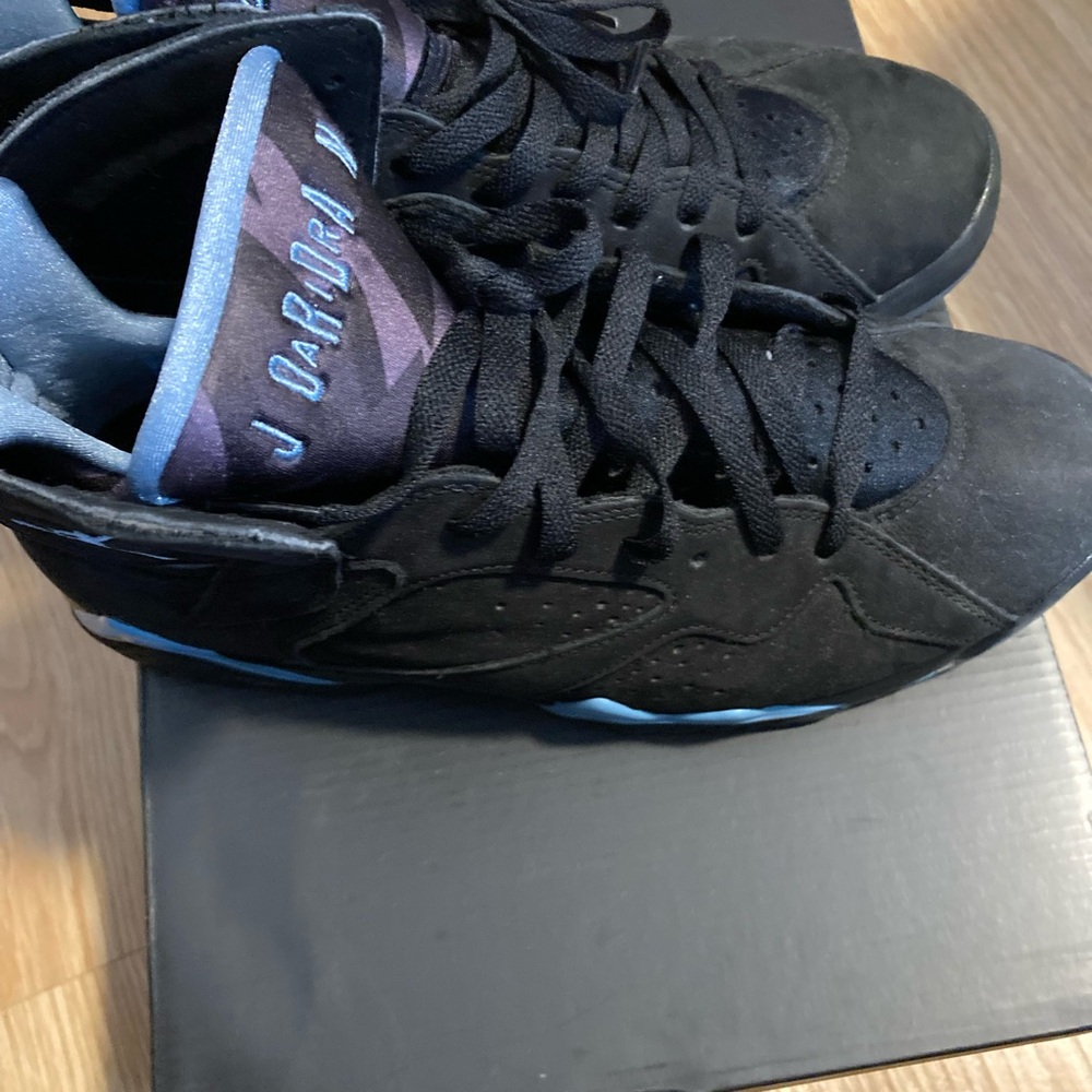 Mens Jordan’s size 9 preowned. Slightly worn. In the color black , with blue.